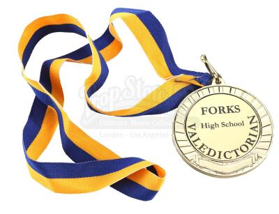 THE TWILIGHT SAGA: ECLIPSE (2010) - Jessica Stanley's Forks High School Valedictorian Medal